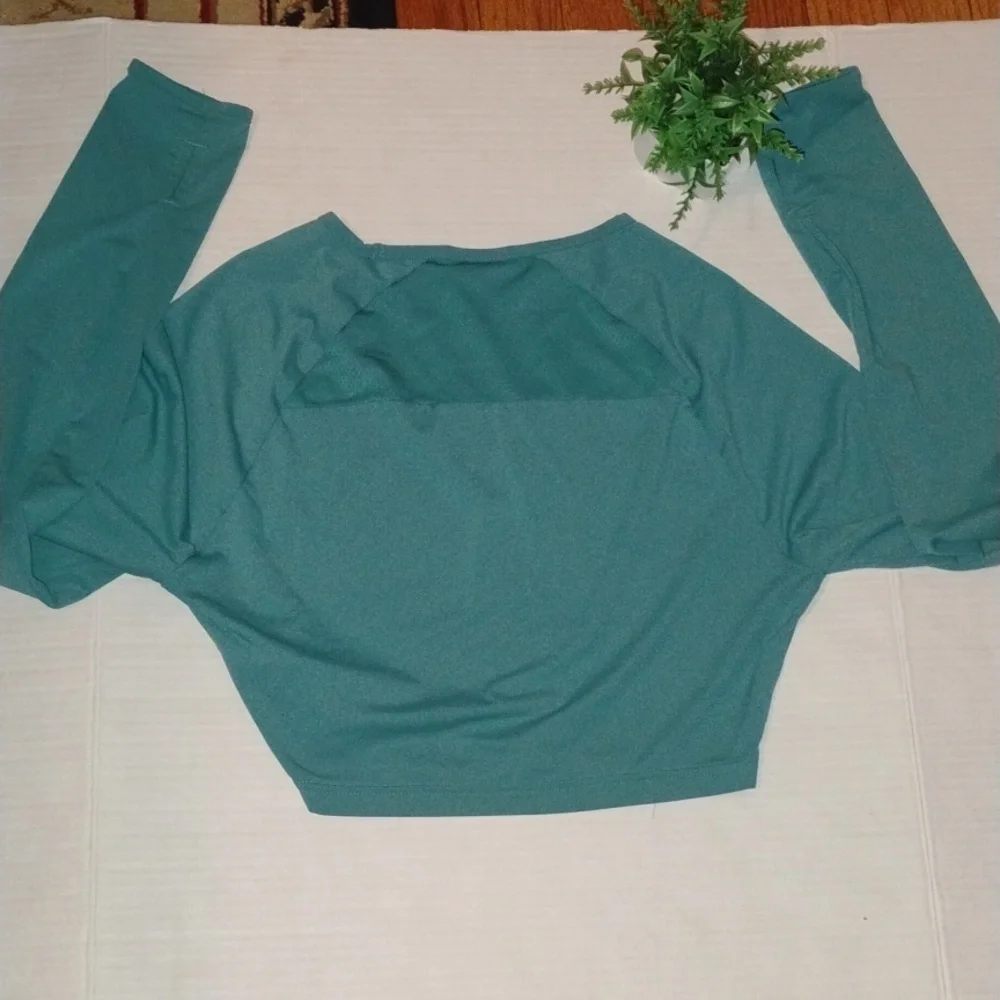 Gymshark Long Sleeve Crop Top. Teal in color. Women's size Small. - Picture 4 of 10